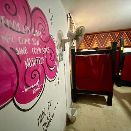 The Pelican Larry Hostel Cali Bagian luar foto