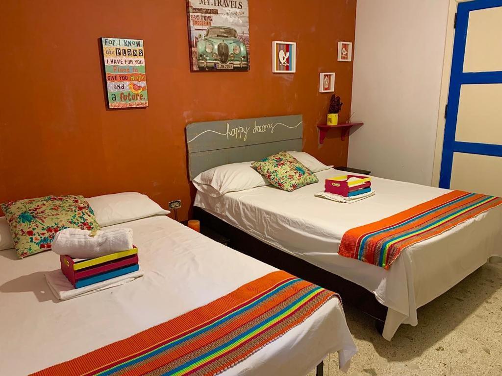 The Pelican Larry Hostel Cali Bagian luar foto