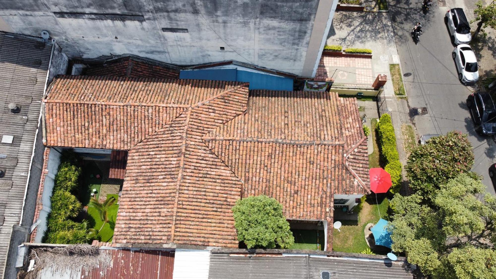 The Pelican Larry Hostel Cali Bagian luar foto