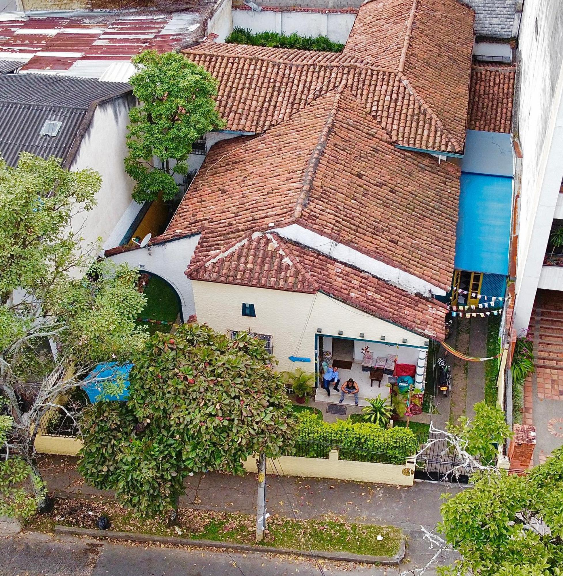 The Pelican Larry Hostel Cali Bagian luar foto