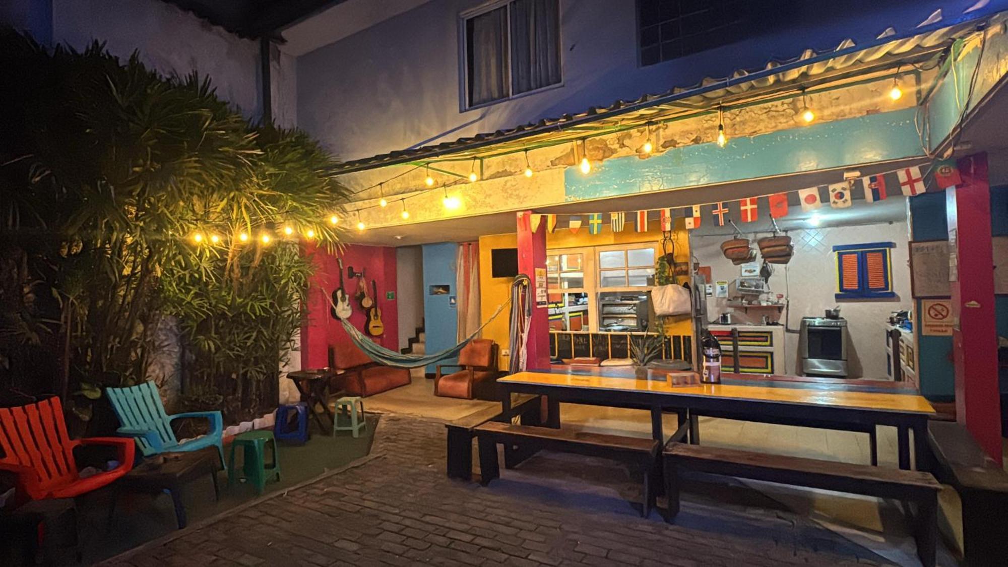 The Pelican Larry Hostel Cali Bagian luar foto