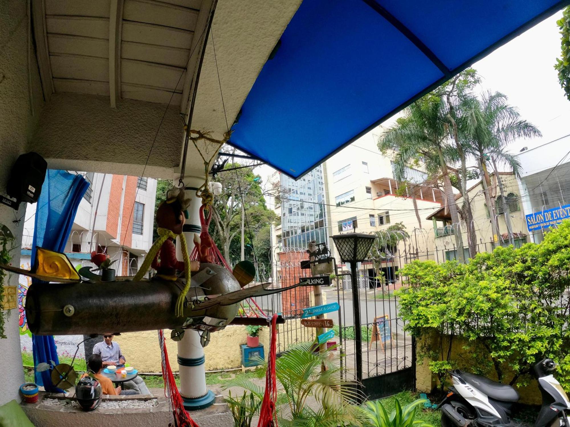 The Pelican Larry Hostel Cali Bagian luar foto