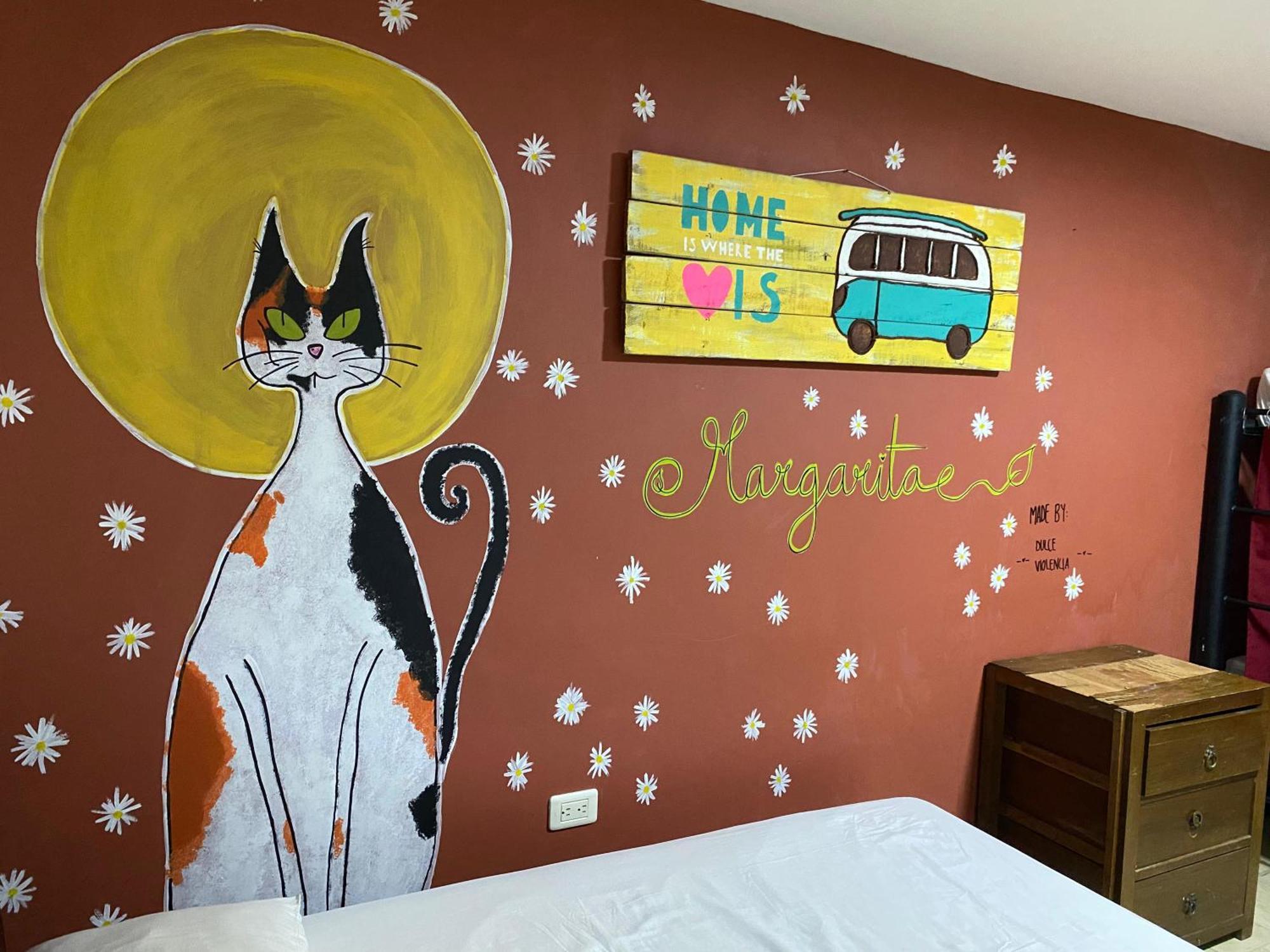 The Pelican Larry Hostel Cali Bagian luar foto