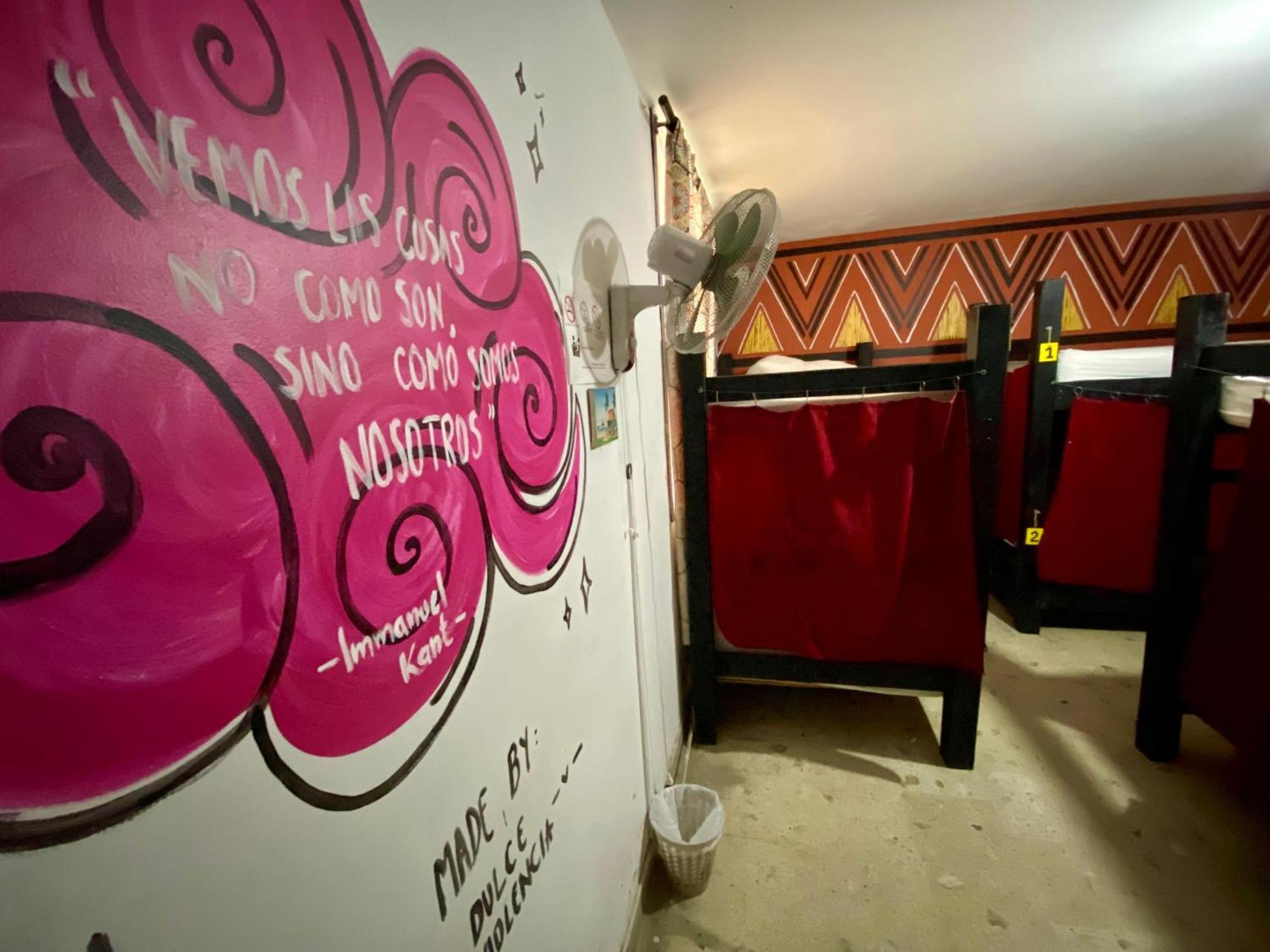 The Pelican Larry Hostel Cali Bagian luar foto