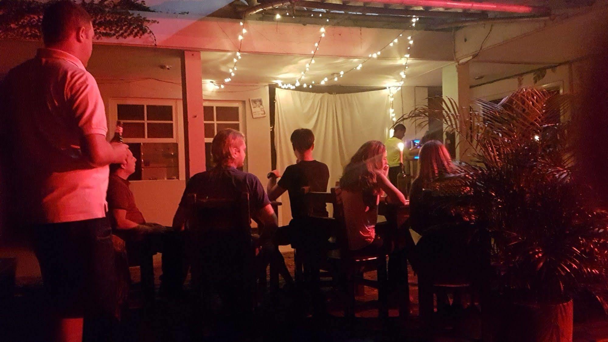 The Pelican Larry Hostel Cali Bagian luar foto