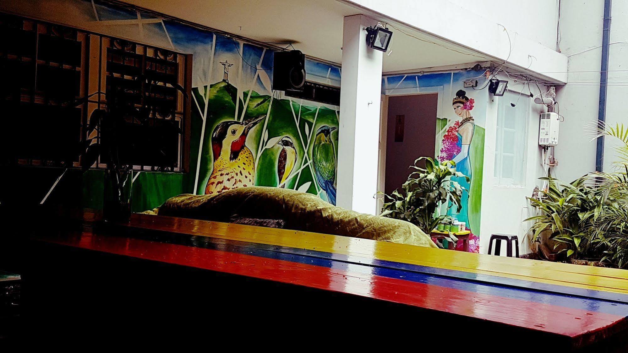 The Pelican Larry Hostel Cali Bagian luar foto