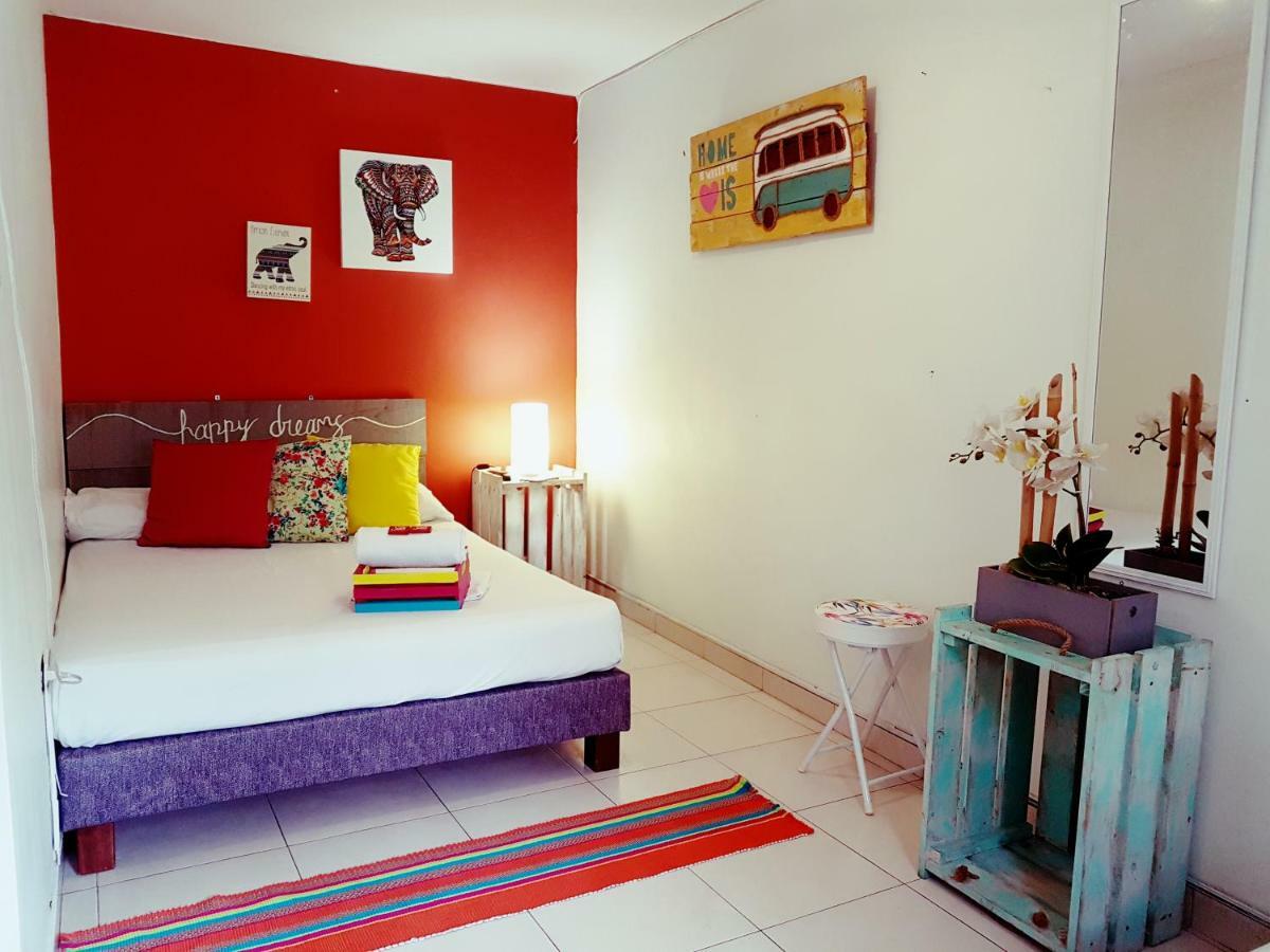 The Pelican Larry Hostel Cali Bagian luar foto
