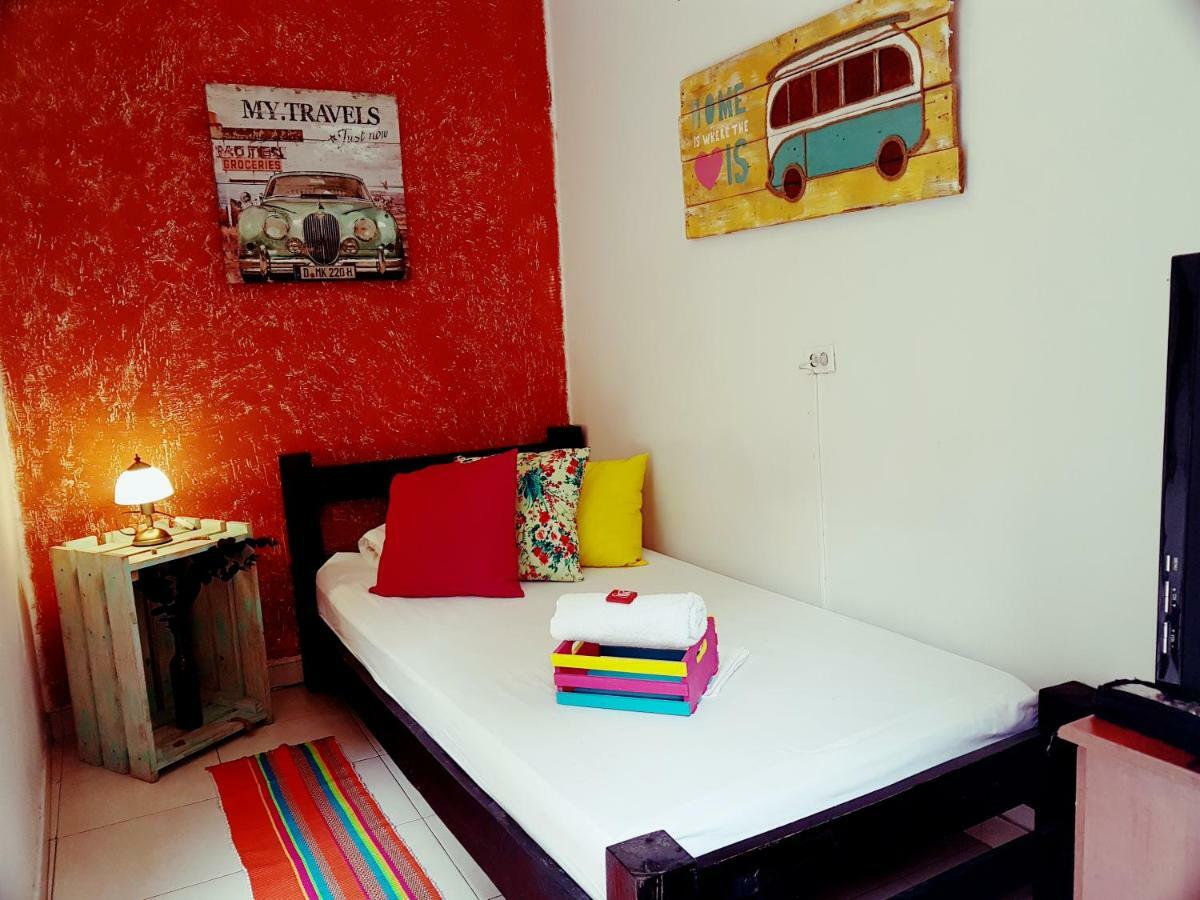 The Pelican Larry Hostel Cali Bagian luar foto